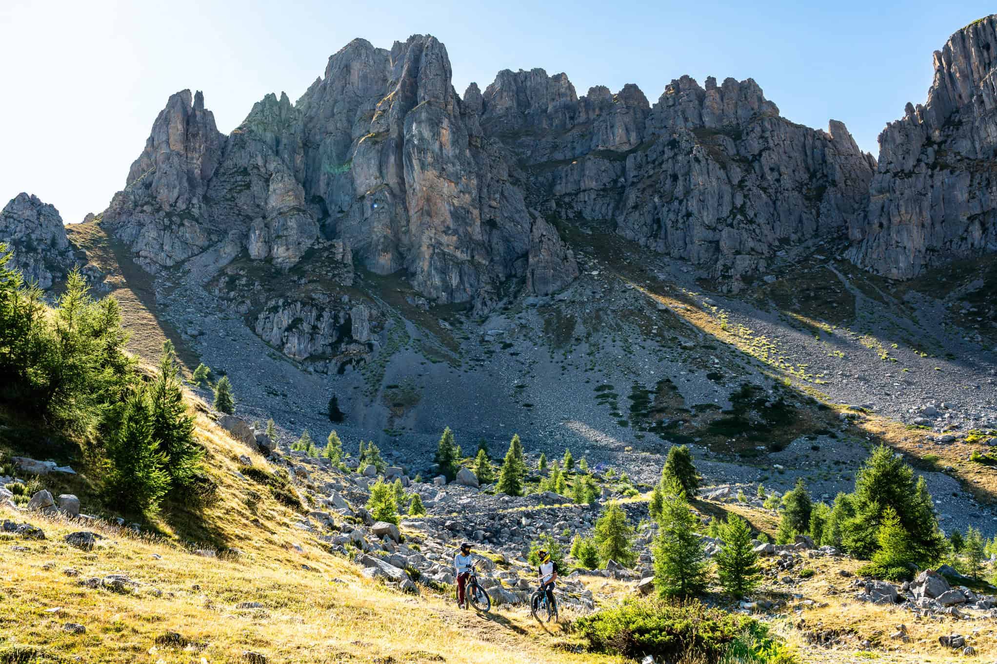 Vallon de montagne avec grimpeurs et rochers escarpés