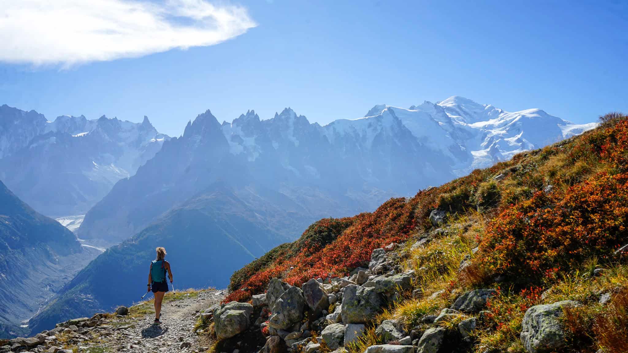 Montagnes enneigées et randonnée en nature