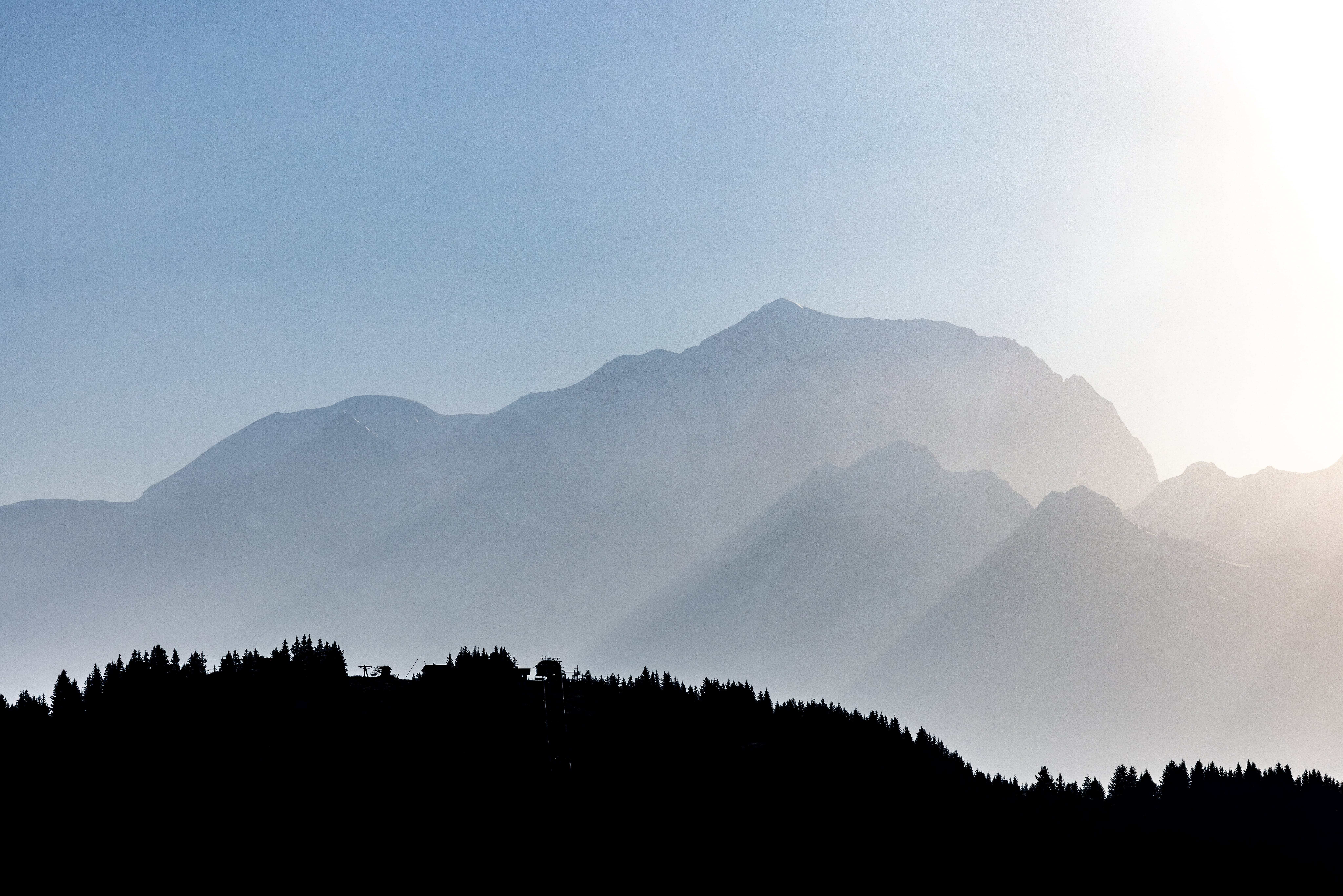Montagnes majestueuses au lever du soleil