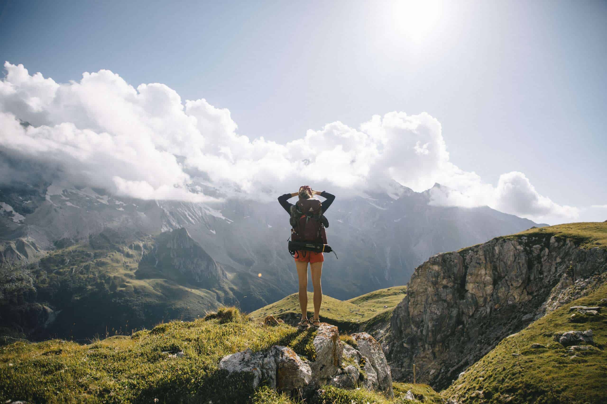 Aventure en montagne avec vue panoramique sur les sommets.