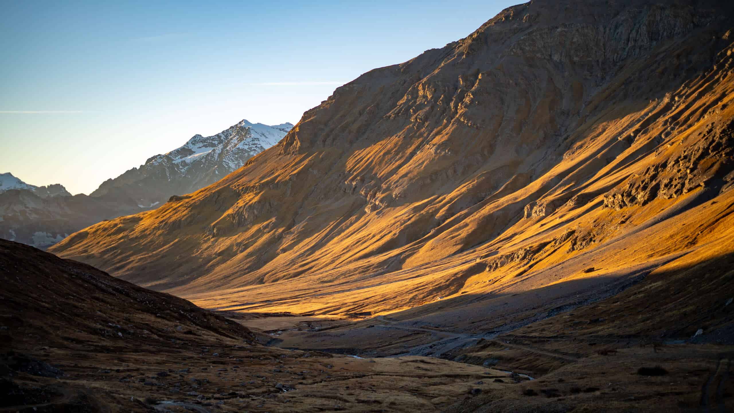 Montagnes et vallée en automne