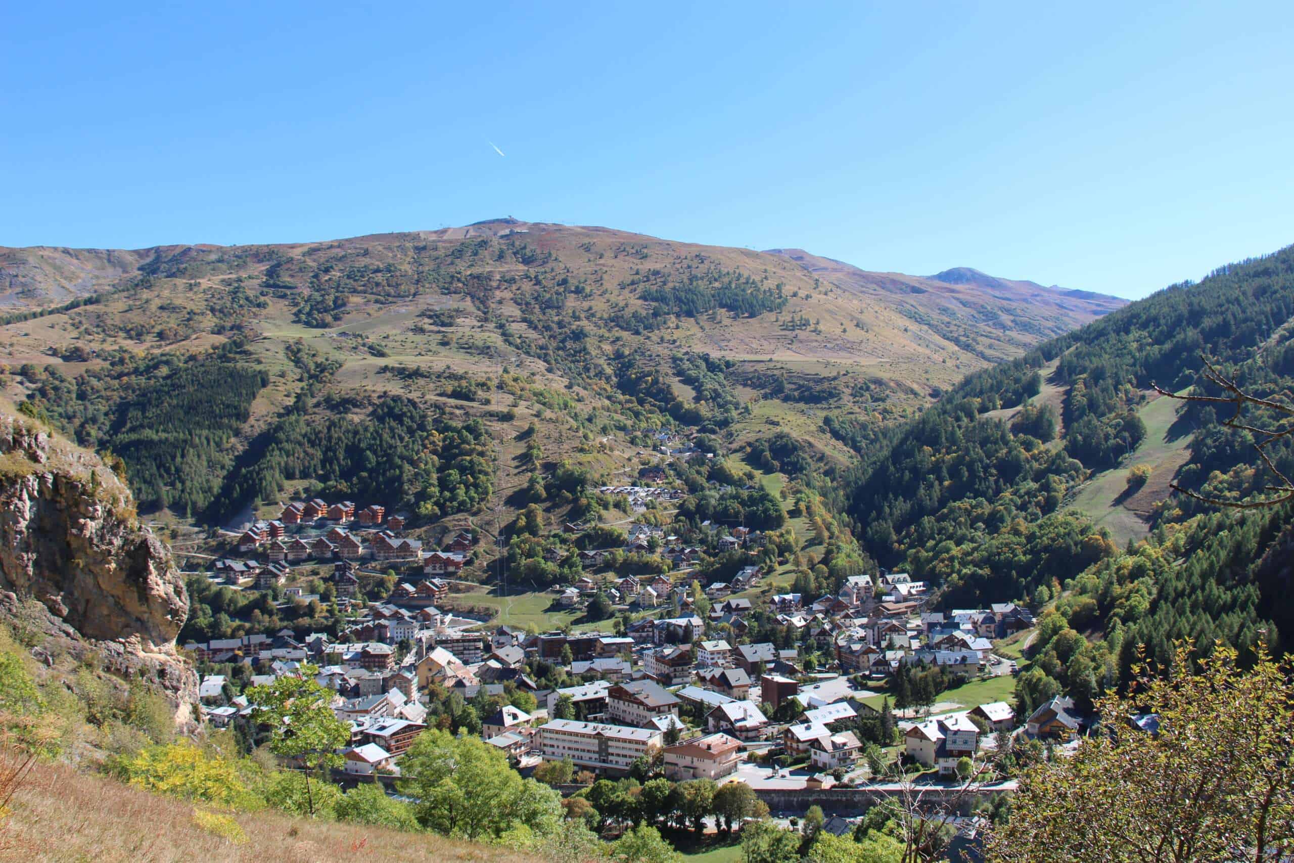 Vallée verdoyante avec village en montagne