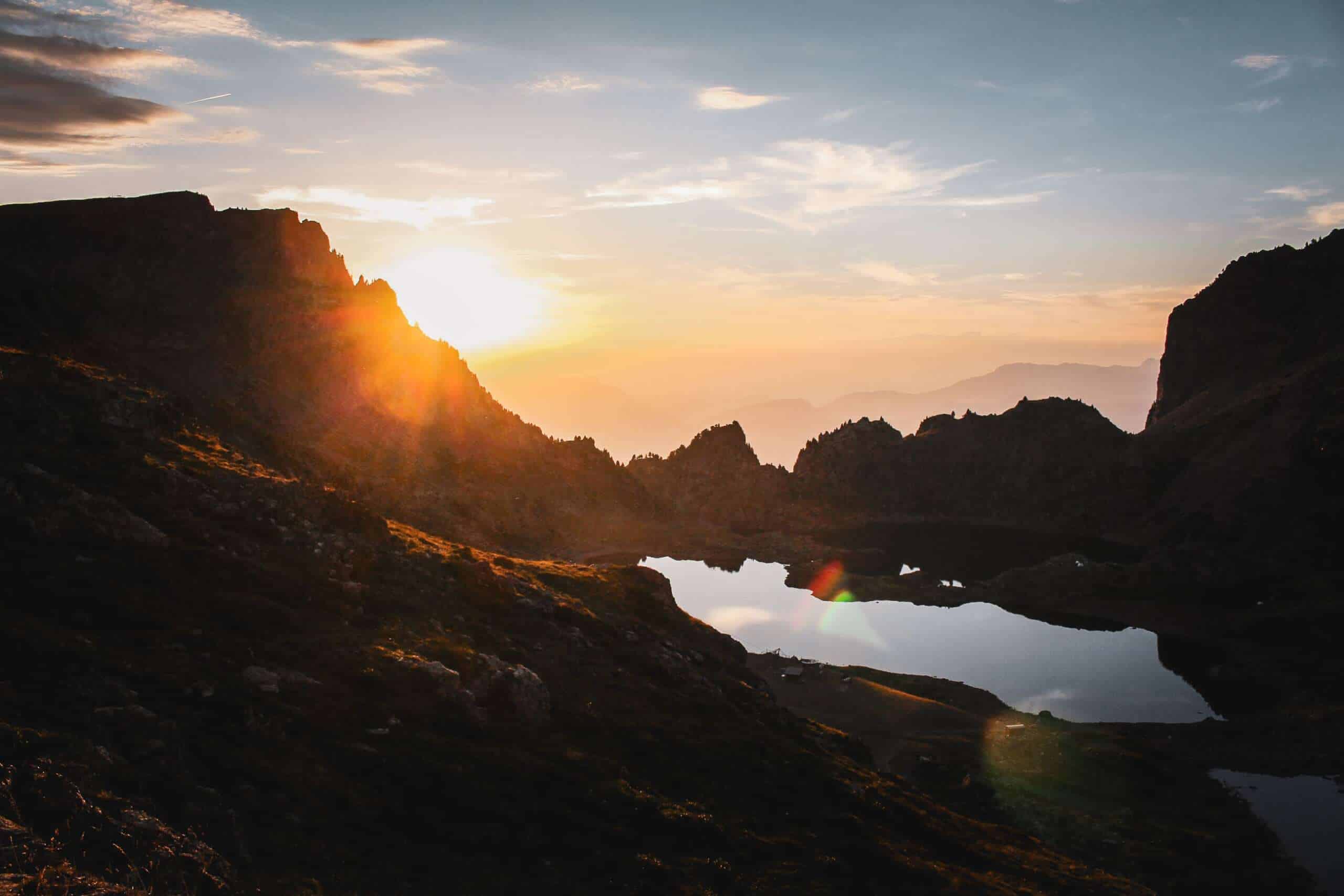 Paysage de montagne au coucher du soleil
