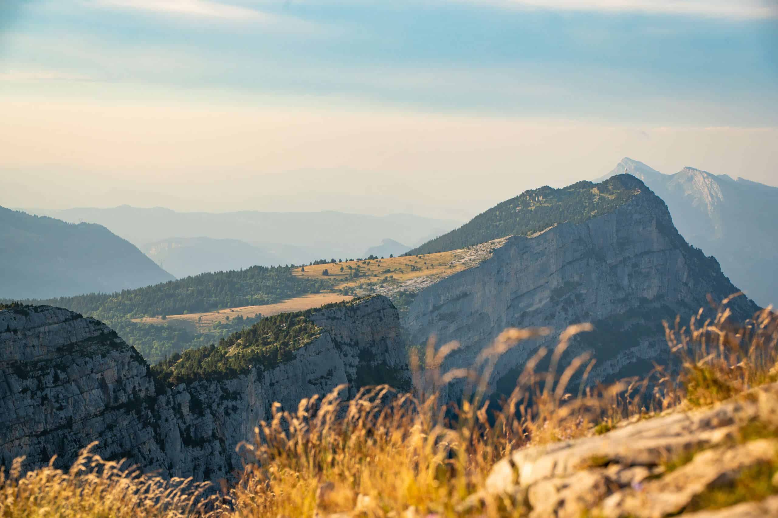 Vallée montagneuse au lever du soleil