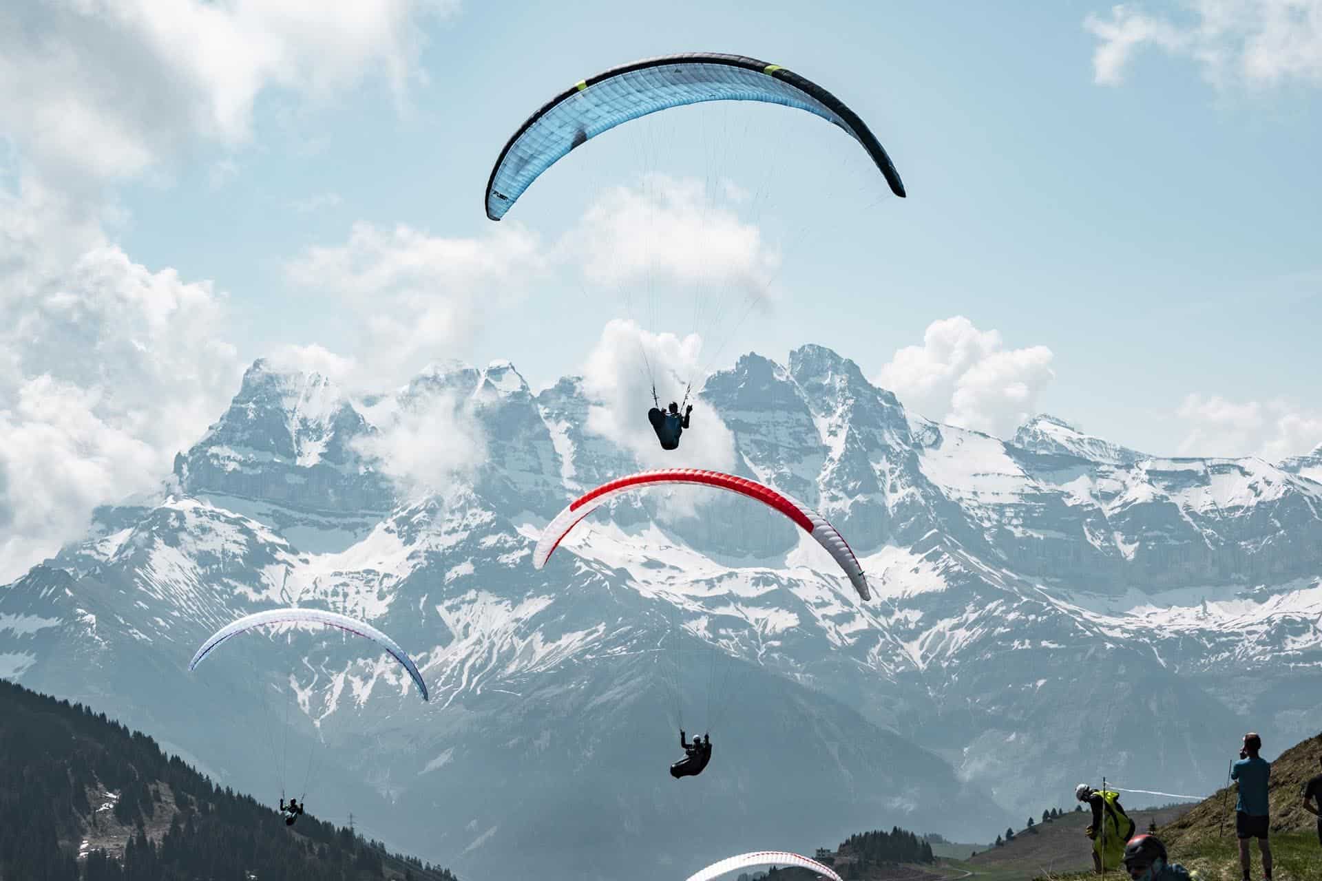 Vole en parapente dans les montagnes enneigées