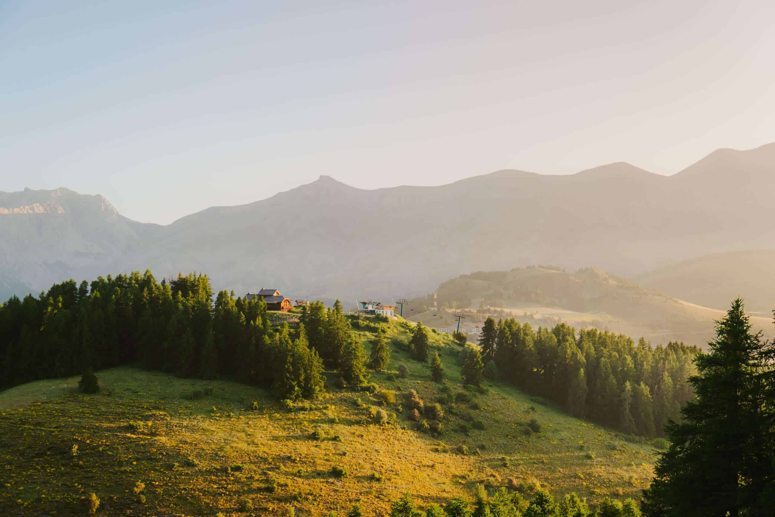 Paysage de collines verdoyantes au coucher du soleil